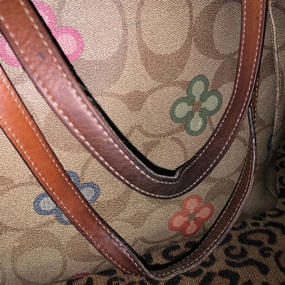 👛💜COACH Peyton Clover Purse💜👛 READ DESCRIPTION AND SEE PHOTOS AND VIDEO - Picture 10 of 15